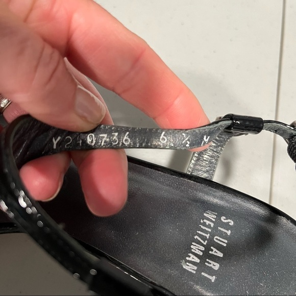Stuart Weitzman Black Patent T Strap Sandals 6.5 - Picture 6 of 7